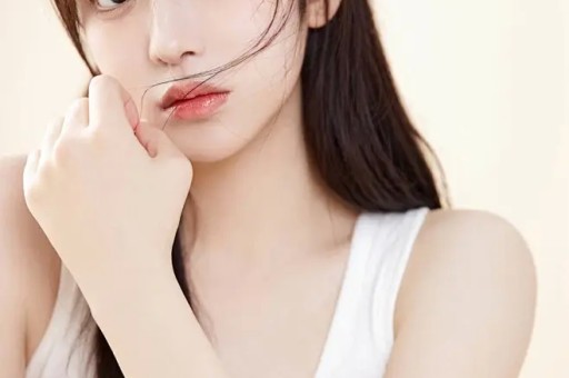 看宋雨琦穿短裙出席活动对长辈90度鞠躬才懂她火都是有原因的